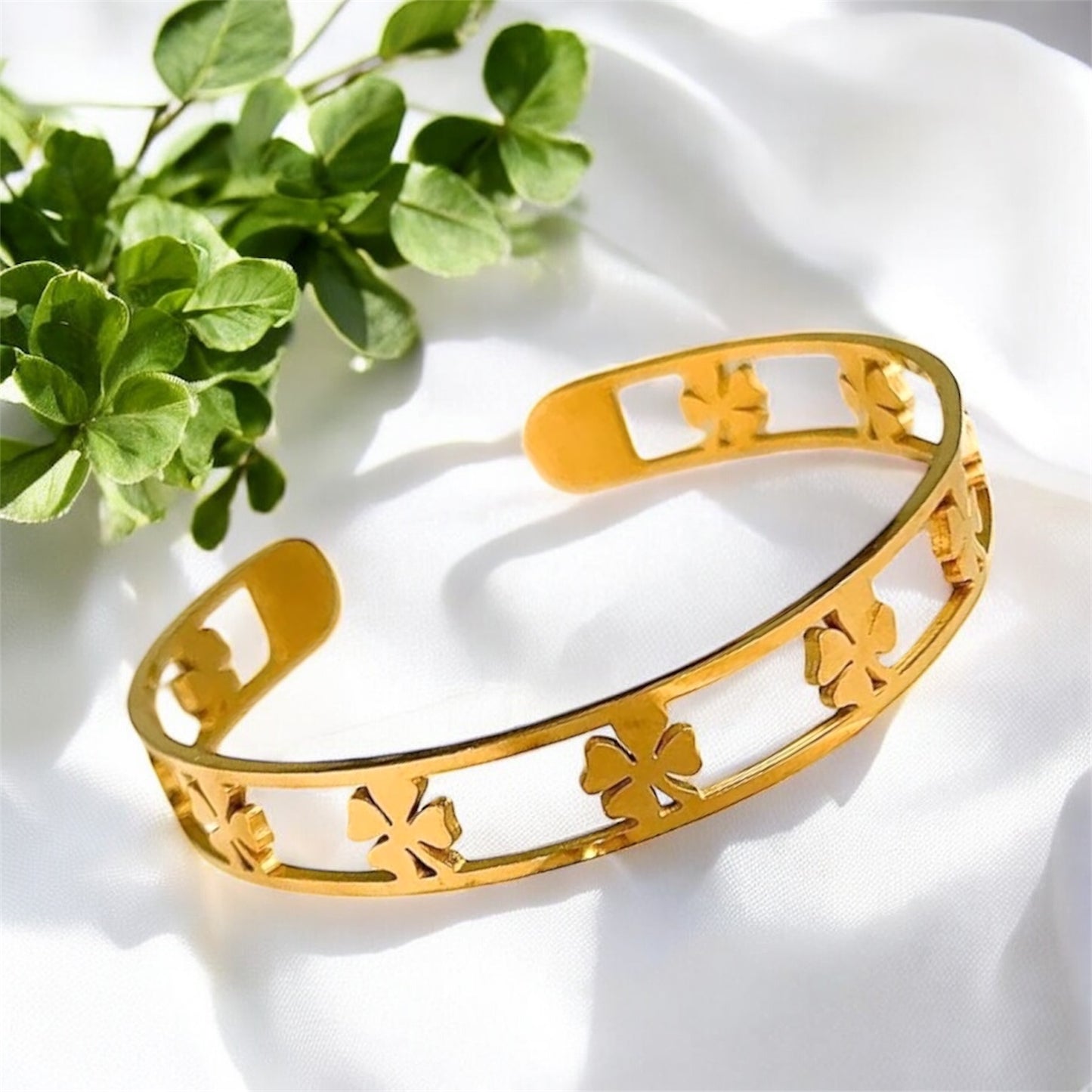 Clove Open Bangle Bracelet - Gold