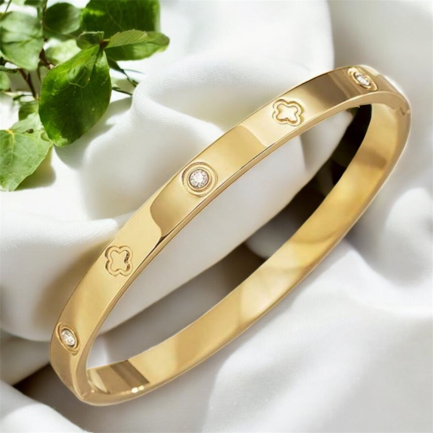 Clove & Diamond Bangle Bracelet - Gold