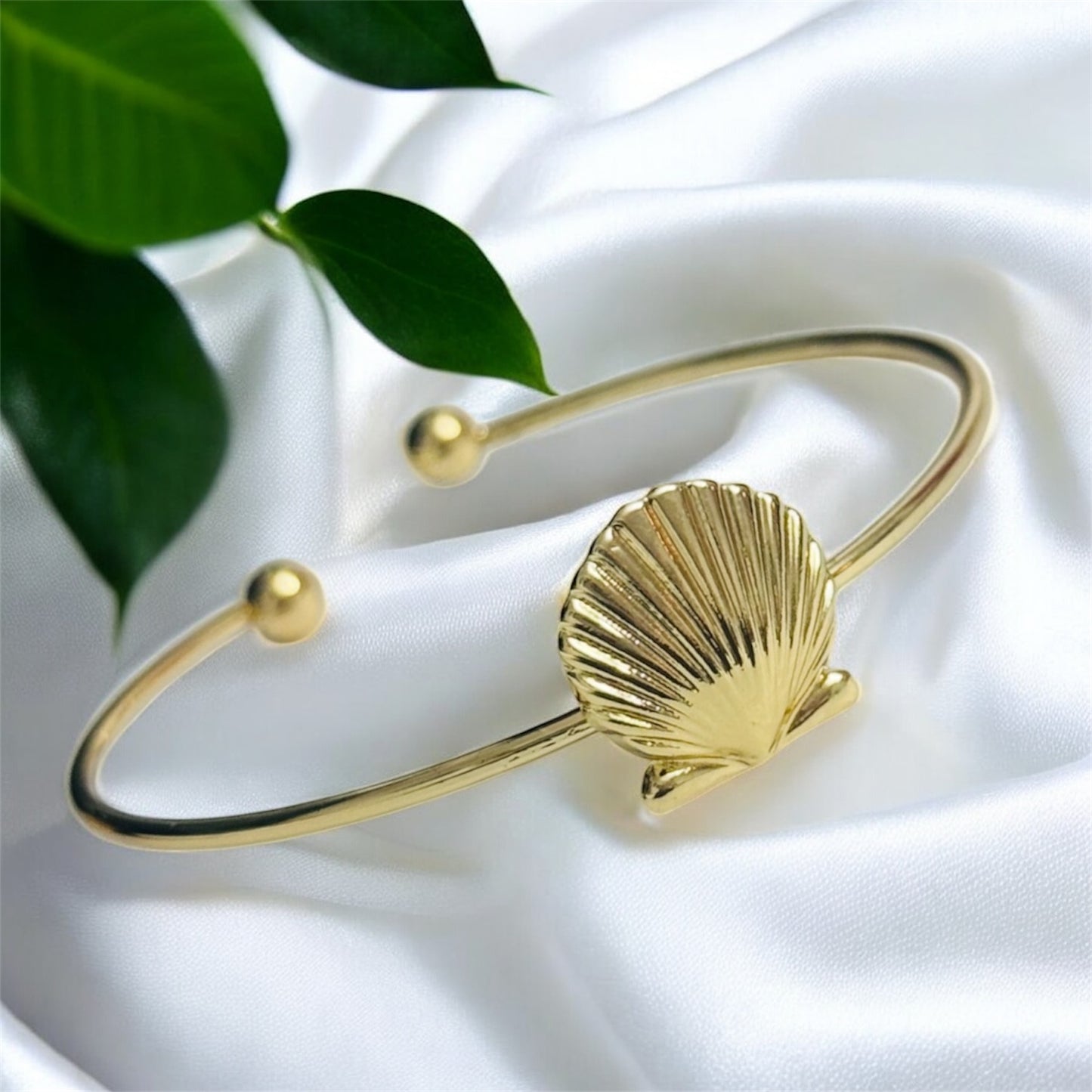 Seashell Open Bangle Bracelet - Gold